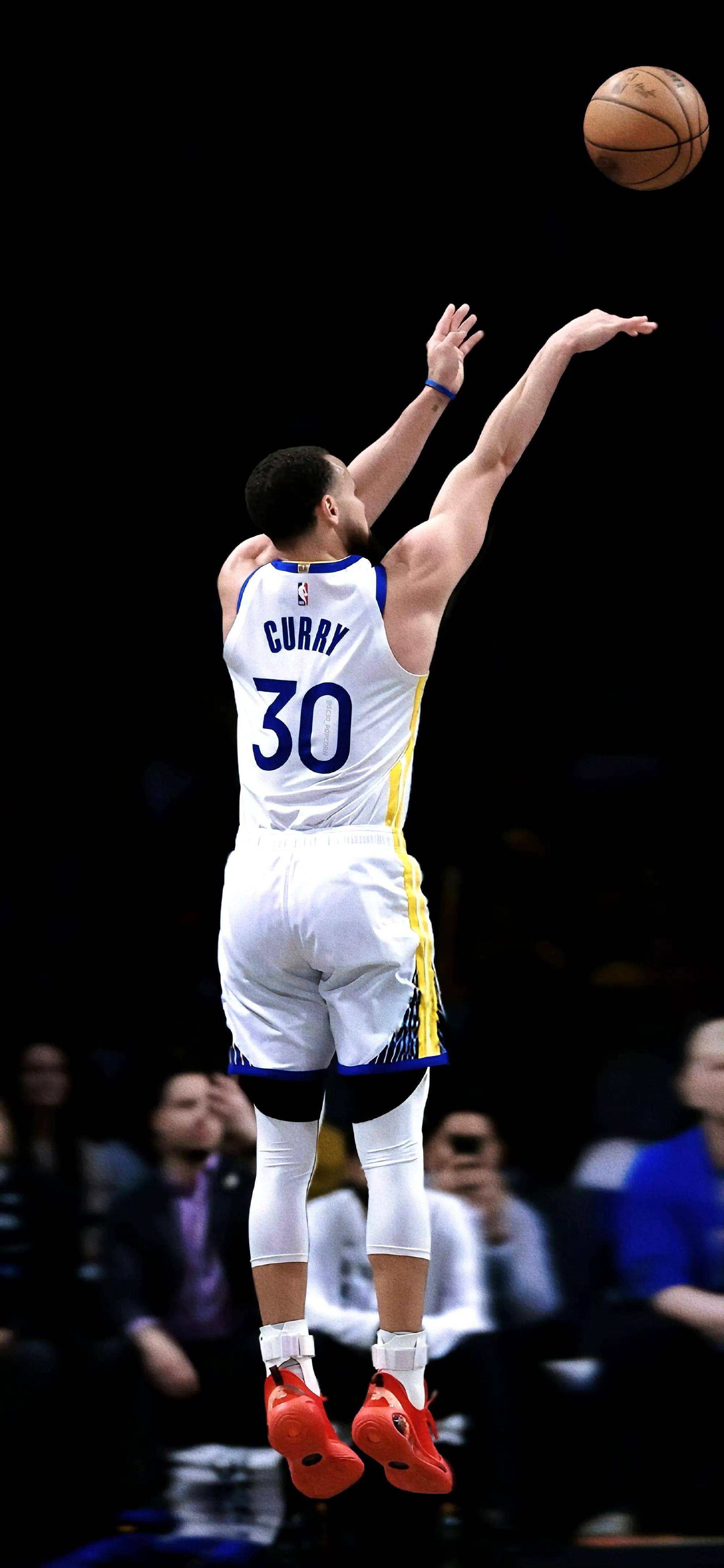 西甲射手榜：姆巴佩16球领跑！费兰-托雷斯11球紧随其后！（西甲射手榜：姆巴佩16球居首，费兰-托雷斯以11球紧追其后）