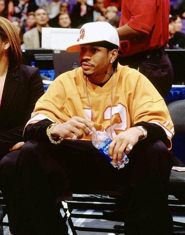 张家齐对陈芋汐的坚守满眼敬佩！她也挣扎过一段时间，挺心疼的（张家齐对陈芋汐的坚定守护令人敬佩，她也曾经历一段挣扎，叫人心疼）